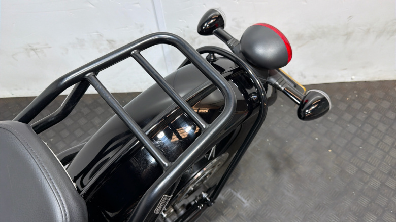 Triumph Bonneville Bobber Black